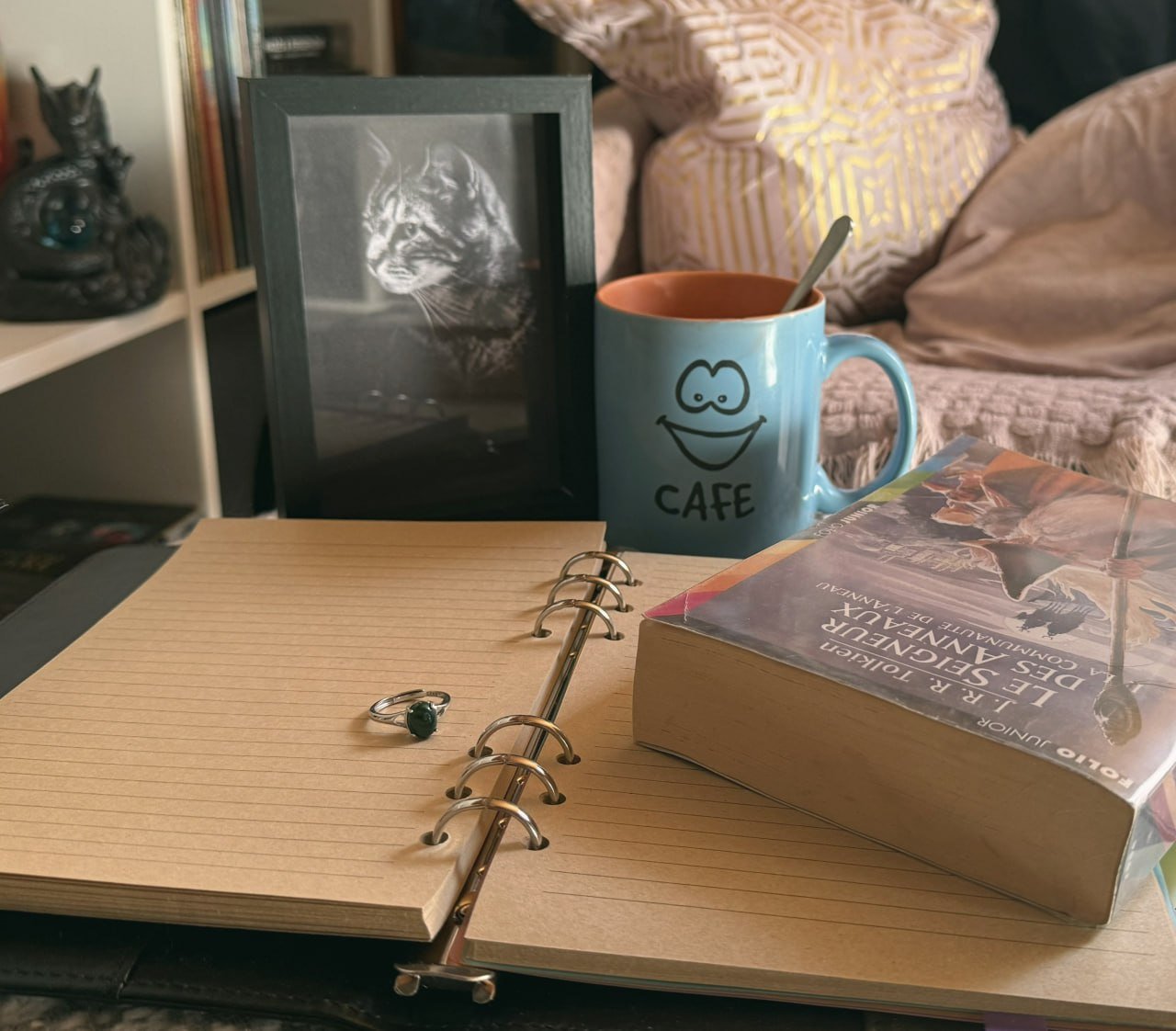 Ambiance d'écriture avec livres, carnet, café et portrait de chat